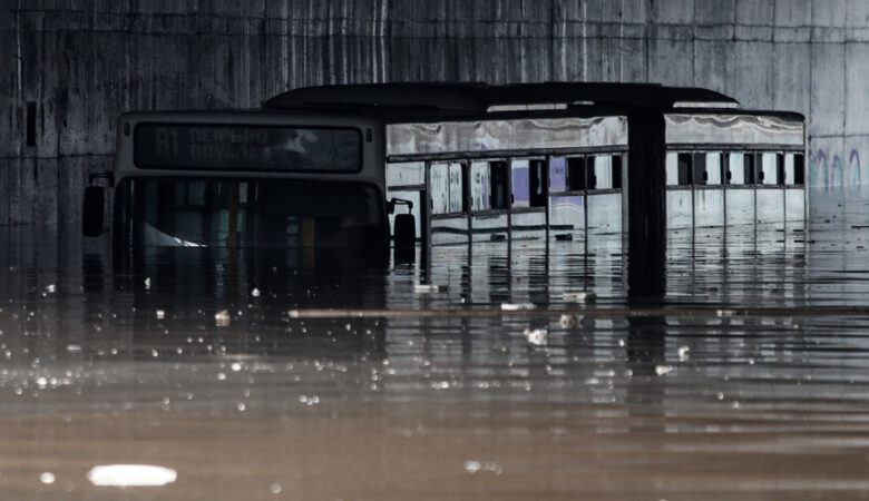 Κακοκαιρία Μπάλλος: ΟΣΥ για το πλημμυρισμένο λεωφορείο – «Οι κακοπροαίρετες αναφορές δεν προσφέρουν καμιά υπηρεσία»