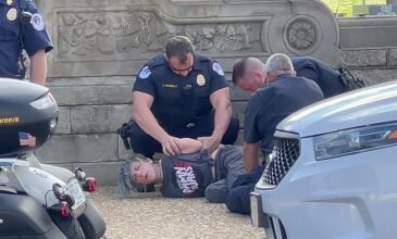 ΗΠΑ: Δάγκωσε αστυνομικό που προσπάθησε να την αφοπλίσει έξω από το Καπιτώλιο