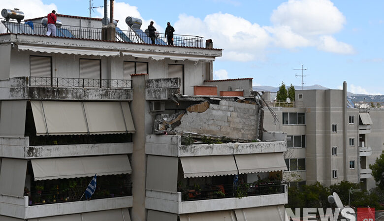 Χαλάνδρι: Σοκάρουν οι εικόνες από το μπαλκόνι πολυώροφης πολυκατοικίας που έπεσε