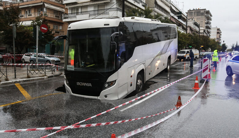 Τρόμος στη Θεσσαλονίκη: Άνοιξε η γη και «κατάπιε» λεωφορείο