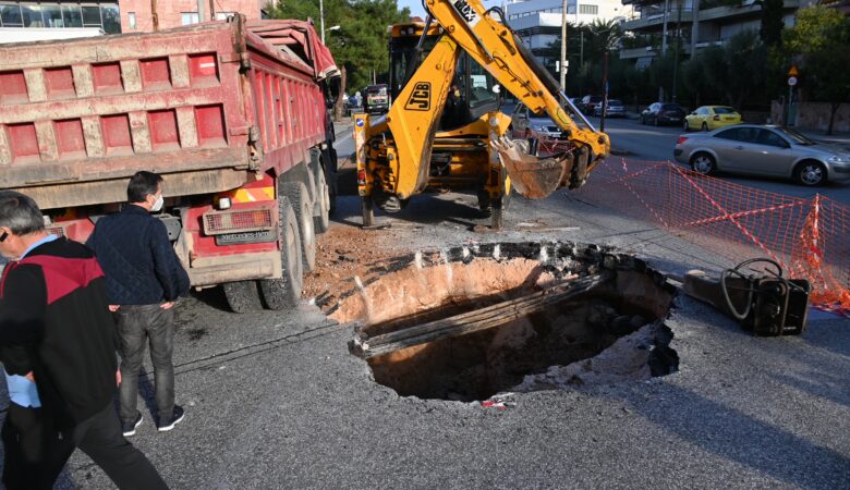 Κακοκαιρία Μπάλλος –Χαλάνδρι: Άνοιξε τρύπα στην Παπανικολή από τα νερά της βροχής