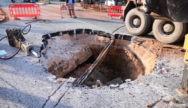 Χαλάνδρι: Γιατί άνοιξε τρύπα στην οδό Παπανικολή – Τι λέει ο δήμος