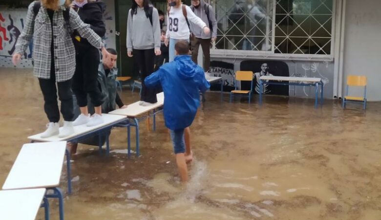 Μαθητές βγήκαν από το σχολείο πατώντας σε θρανία: «Θλιβερή εικόνα, φταίει η γραφειοκρατία» λέει ο Βούρος