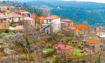 Κοσμάς: Απόλαυση το χωριό με απίθανη θέα από ψηλά