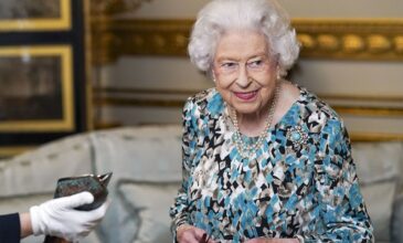 Βρετανία: Η βασίλισσα Ελισάβετ νιώθει πολύ νέα για να παραλάβει το βραβείο «Ηλικιωμένη της Χρονιάς»
