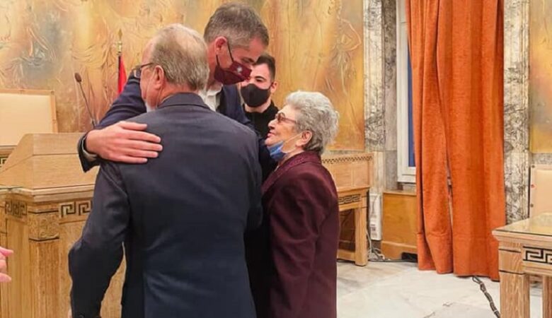 Ζευγάρι ηλικιωμένων 87 και 85 ετών παντρεύτηκαν στο δημαρχείο της Αθήνας