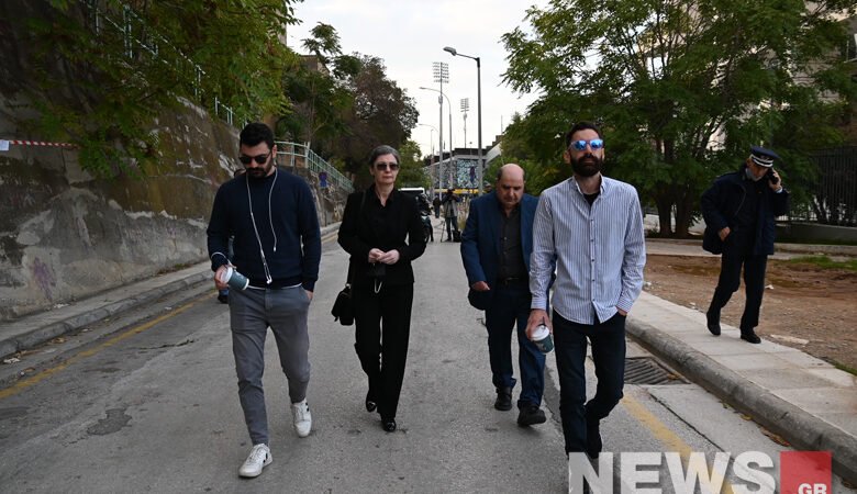 Ζακ Κωστόπουλος: Έφθασαν στο δικαστήριο οι γονείς του – Δείτε φωτογραφίες και βίντεο