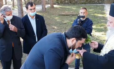 Γρεβενά: Ο μητροπολίτης κατέβαζε τις μάσκες των επισήμων για να φιλήσουν τον σταυρό