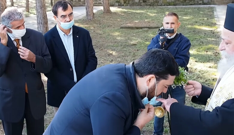 Γρεβενά: Ο μητροπολίτης κατέβαζε τις μάσκες των επισήμων για να φιλήσουν τον σταυρό