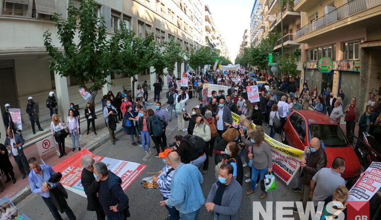 Πορεία υγειονομικών στο κέντρο της Αθήνας – Δείτε εικόνες