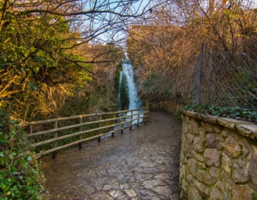 Το ιστορικό χωριό και το καμπαναριό με το ρολόι που κουβαλήθηκε με τα χέρια