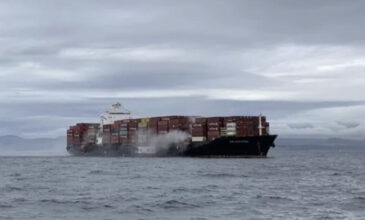 Καναδάς: Συναγερμός για φωτιά σε πλοίο με εμπορευματοκιβώτια – «Εκλύονται τοξικά αέρια»