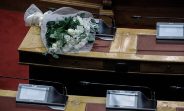 Φώφη Γεννηματά: Τα λουλούδια στο έδρανό της στη Βουλή και το «αντίο» με στίχους του Καβάφη