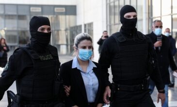 Επίθεση με βιτριόλι: «Τέρας, τέρας όρθιο» φώναξαν στην Έφη Κακαράντζουλα μετά την δίκη