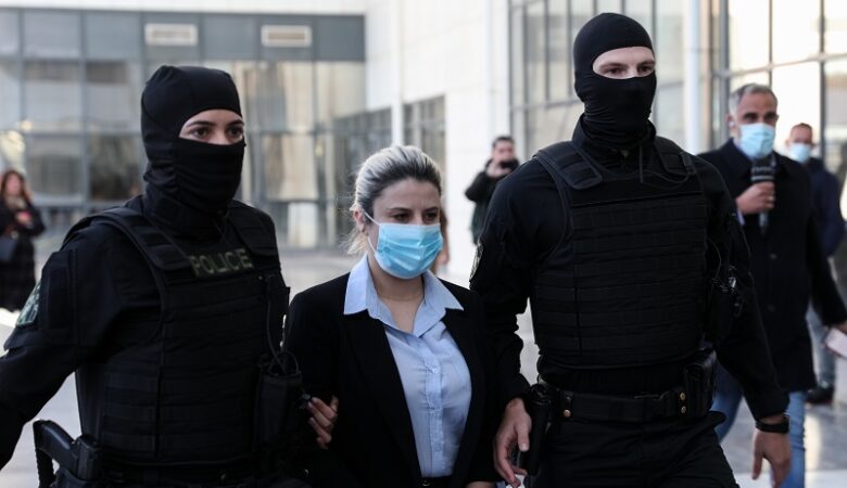 Επίθεση με βιτριόλι: «Τέρας, τέρας όρθιο» φώναξαν στην Έφη Κακαράντζουλα μετά την δίκη