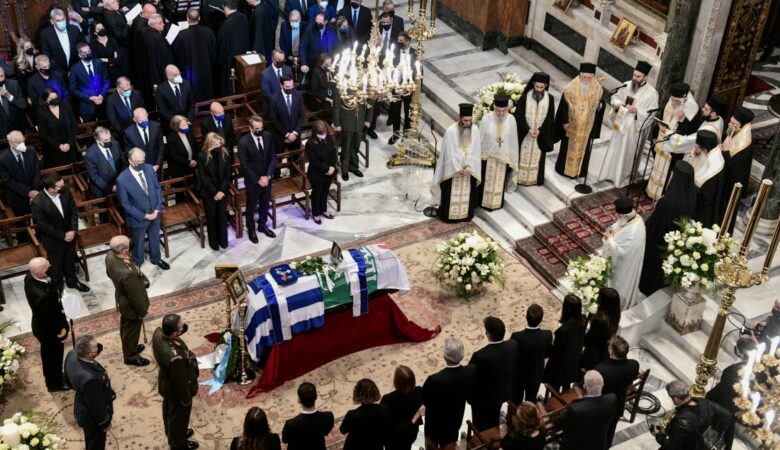Λιποθύμησε ο Γιώργος Κατρούγκαλος στην κηδεία της Φώφης Γεννηματά