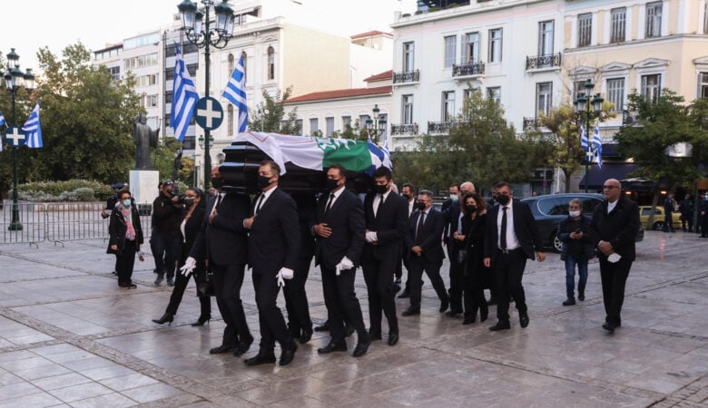 Φώφη Γεννηματά: Έφτασε η σορός στη Μητρόπολη – Με τη σημαία του ΠΑΣΟΚ, του ΚΙΝΑΛ και της Ελλάδας σκεπασμένο το φέρετρο – Δείτε τις εικόνες