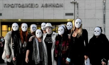 Επίθεση με βιτριόλι: Απίστευτη συμπαράσταση στην Ιωάννα με γυναίκες να φορούν λευκές μάσκες