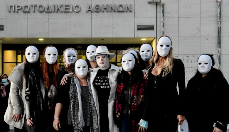 Επίθεση με βιτριόλι: Απίστευτη συμπαράσταση στην Ιωάννα με γυναίκες να φορούν λευκές μάσκες
