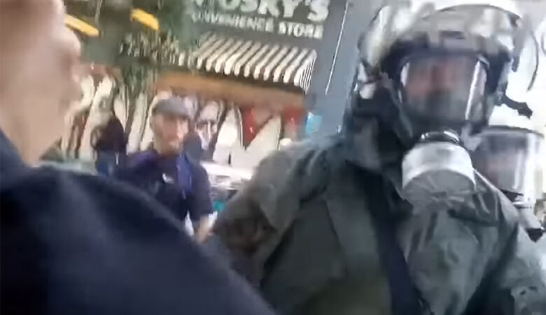 Άνδρας των ΜΑΤ σπάει τζαμαρία σε μαγαζί και φωνάζει «είμαι τρελός» – Δείτε το βίντεο