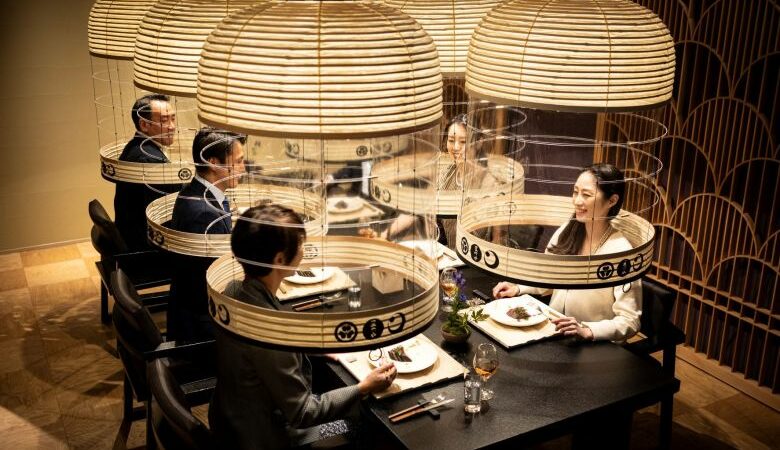 Κορονοϊός: Με προστατευτικές κουκούλες το δείπνο σε εστιατόριο στο Τόκιο – Δείτε εικόνες