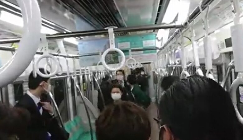 Ιαπωνία: Αιματηρή επίθεση με μαχαίρι και οξύ με πολλούς τραυματίες σε τρένο
