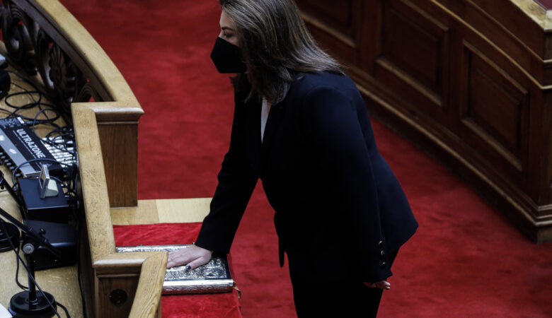 Τόνια Αντωνίου: Ορκίστηκε βουλευτής του ΚΙΝΑΛ – Στη θέση της Φώφης Γεννηματά