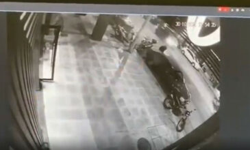 Βίντεο ντοκουμέντο: Ο οδηγός του αυτοκινήτου έπεσε πάνω στον ντελιβερά με ιλιγγιώδη ταχύτητα