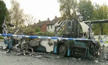 Ένοπλοι κατέλαβαν και έβαλαν φωτιά σε λεωφορείο στη Βόρεια Ιρλανδία
