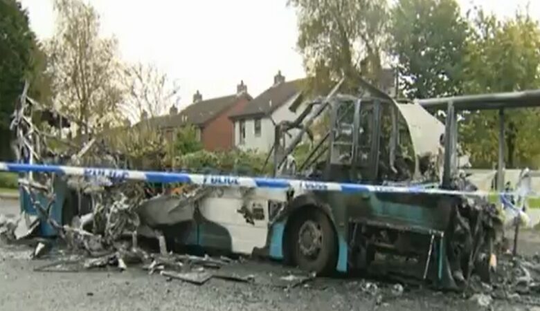 Ένοπλοι κατέλαβαν και έβαλαν φωτιά σε λεωφορείο στη Βόρεια Ιρλανδία