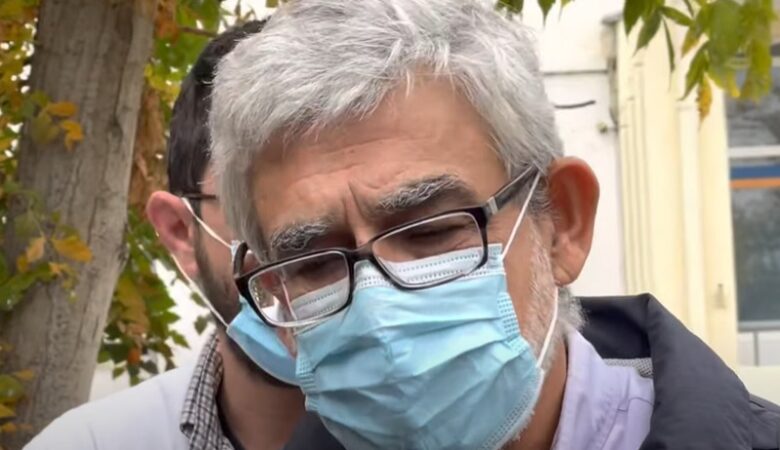 Λάρισα: Kατέρρευσε μπροστά στην κάμερα γιατρός κλινικής Covid λόγω εξάντλησης – Δείτε βίντεο