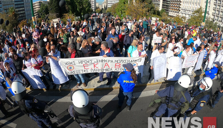Διαμαρτυρία υγειονομικών στην Αμαλίας για τις αναστολές εργασίας – Δείτε εικόνες