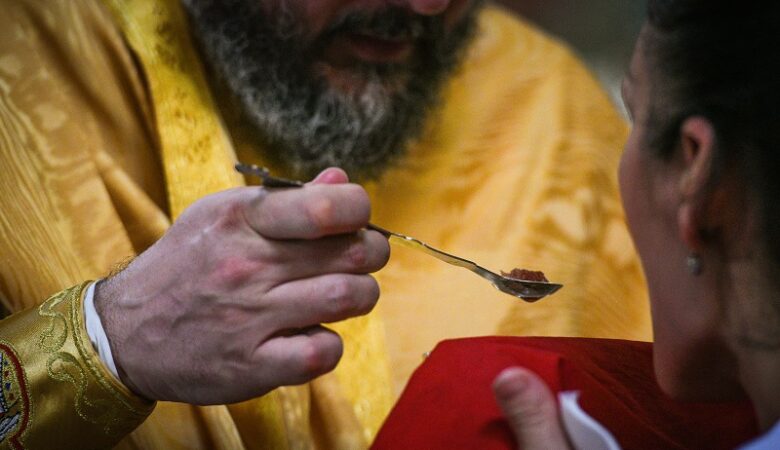 Λέσβος: Ιερέας με κορονοϊό λειτούργησε και κοινώνησε τους πιστούς