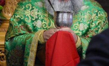 Λέσβος: Παρέμβαση εισαγγελέα για τον ιερέα που λειτουργούσε μολονότι νοσούσε με κορονοϊό