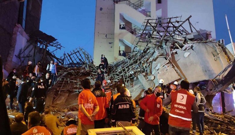 Τουρκία: Κτίριο κατέρρευσε στη Μαλάτια – Αγωνία για τους εγκλωβισμένους