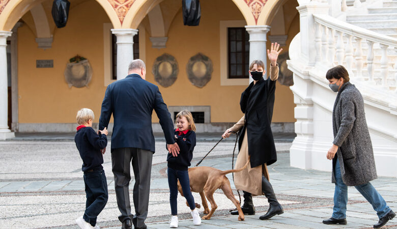 Επέστρεψε στο Μονακό η πριγκίπισσα Σαρλίν: Καταβεβλημένη ποζάρει με τον πρίγκιπα και τα δίδυμα