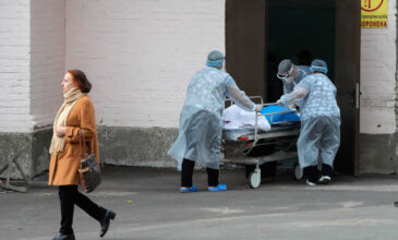 Κορονοϊός: Το σφοδρό νέο κύμα μολύνσεων διπλασιάζει τον αριθμό αποτεφρώσεων νεκρών στο Κίεβο