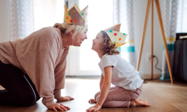 Γιατί οι γιαγιάδες νιώθουν μεγαλύτερη χαρά με τα εγγόνια παρά με τα ίδια τους τα παιδιά