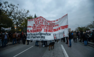 Θεσσαλονίκη: Σε εξέλιξη η πορεία για την επέτειο του Πολυτεχνείου – Έκαψαν σημαία των ΗΠΑ μπροστά στο προξενείο