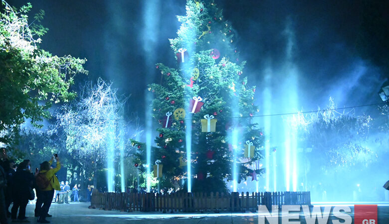 Εντυπωσιακό το Χριστουγεννιάτικο δέντρο στο Σύνταγμα – Εικόνες  του News από τη φωταγώγησή του