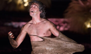 Άρης Σερβετάλης: Συνεχίζεται η θεατρική παράσταση «Ρινόκερος» μετά την αποχώρηση του