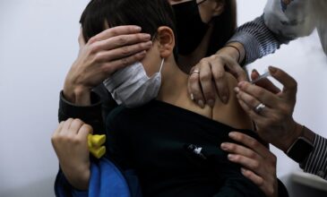 Κορονοϊός: Καταγγέλλει τον σύζυγό της ότι απειλεί να την σκοτώσει αν εμβολιάσει τα παιδιά τους