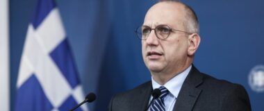 Οικονόμου: Ο Τσίπρας επαναλαμβάνει μονότονα μεγάλα ψέματα – Το νερό ήταν, είναι και θα παραμείνει υπό δημόσιο έλεγχο