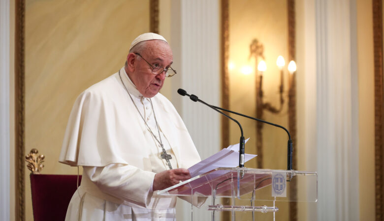 O πάπας Φραγκίσκος δεν θα ευλογήσει το συγκεντρωμένο πλήθος στην πλατεία του Αγίου Πέτρου λόγω γρίπης