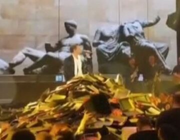 Κωνσταντίνος Αργυρός: Τραγούδησε με φόντο τα μάρμαρα του Παρθενώνα και μπροστά ένα… βουνό λουλούδια