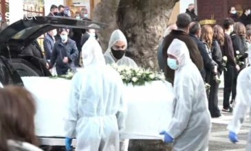 Λαμία: Ανείπωτη θλίψη στην κηδεία της 14χρονης που πέθανε από κορονοϊό