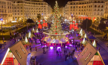 Θεσσαλονίκη: Μαγευτικές εικόνες από τη φωταγώγηση του χριστουγεννιάτικου δέντρου στην πλατεία Αριστοτέλους