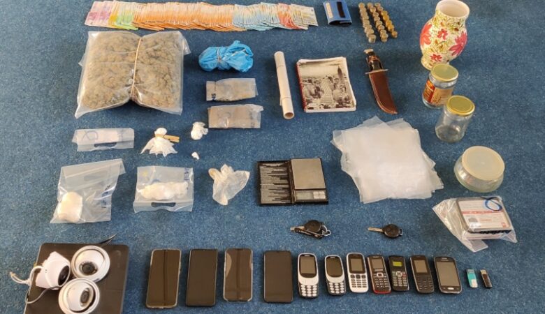 Τέσσερις συλλήψεις για διακίνηση ναρκωτικών στο εμπορικό πάρκο στα Σπάτα