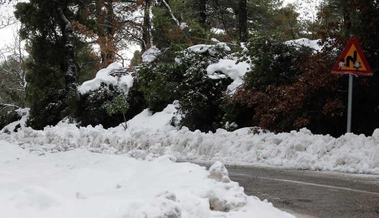Διακοπή της κυκλοφορίας στη λεωφόρο Πάρνηθος λόγω χιονόπτωσης