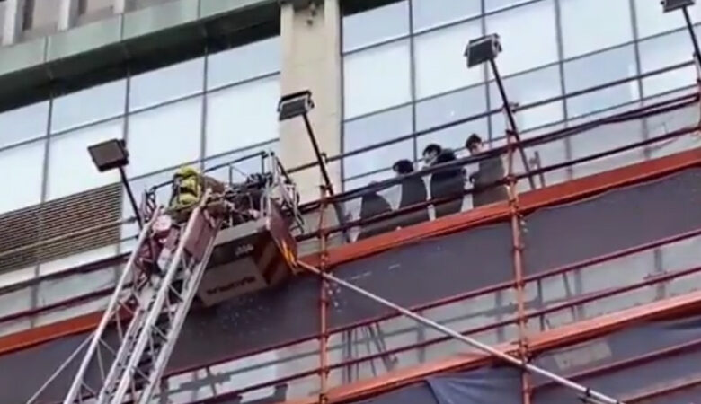Χονγκ Κονγκ: Κατασβέστηκε η πυρκαγιά που είχε παγιδεύσει 150 ανθρώπους στη στέγη κτιρίου